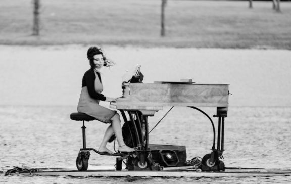 arche-diffusion-normandie-projets Femme jouant du piano pour l'Arche Diffusion